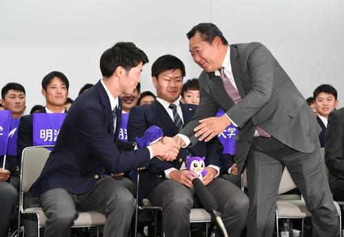 ドラフト会議で広島に単独指名され、明大・善波監督（右）に握手で祝福される森下（撮影・加藤諒）