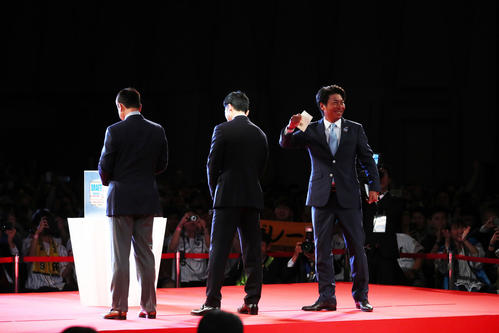 抽選で1位指名で奥川恭伸の交渉権を獲得し、笑顔を見せるヤクルト高津監督（撮影・足立雅史）
