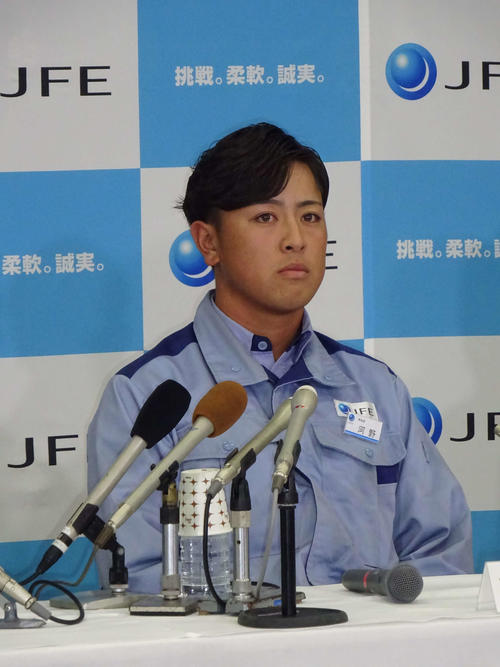 ドラフト会議の指名を待つJFE西日本の左腕・河野竜生（撮影・加藤裕一）
