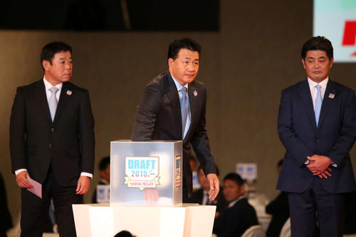 東邦・石川昂弥の交渉権くじを右手で引く中日与田監督（中央）。左はオリックス福良GM、右はソフトバンク工藤監督（撮影・河野匠）
