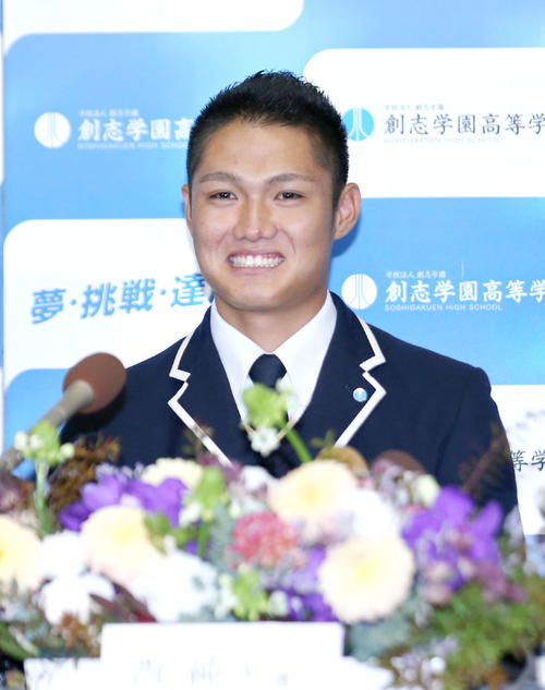 阪神から1位指名を受け笑顔を見せる創志学園・西（撮影・上山淳一）