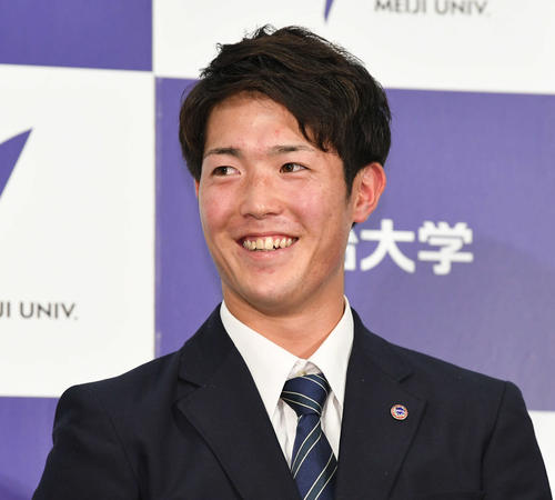 広島から1位指名され、会見で笑顔を見せる明大・森下（撮影・加藤諒）