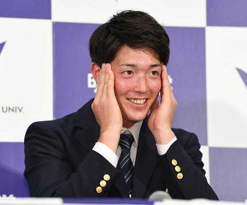 広島から1位指名され、会見で汗を拭く明大・森下（撮影・加藤諒）