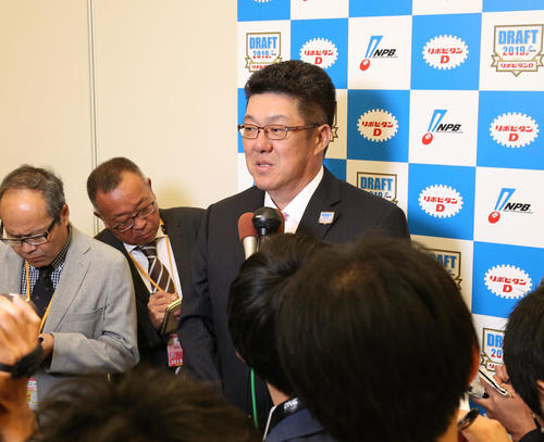 明大・森下の1巡目単独での交渉権獲得に笑顔で報道陣の質問に答える広島佐々岡監督（撮影・足立雅史）