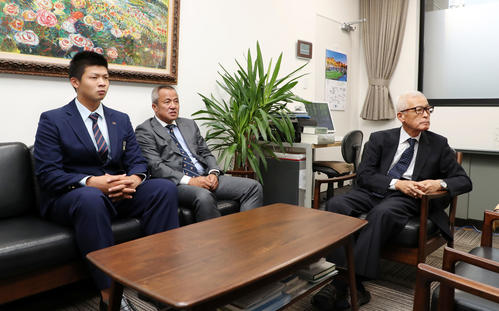 ドラフト中継を見る履正社の井上（左）と、中央は岡田監督、右は小森校長（撮影・加藤哉）