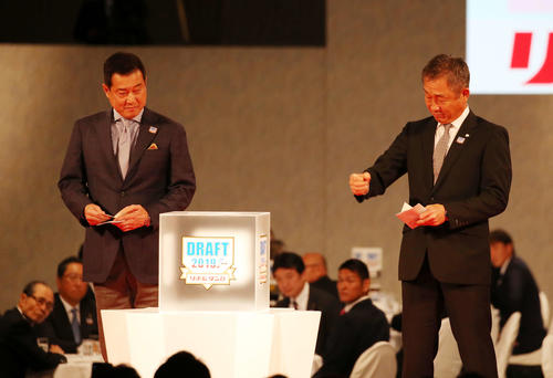 外れ1位で東芝・宮川の交渉権を獲得しガッツポーズを見せる西武辻監督（右）。左は巨人原監督（撮影・河野匠）