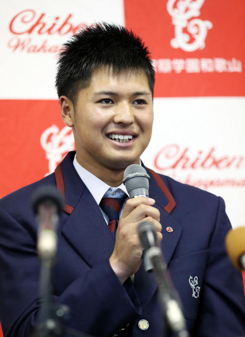 楽天から2位で指名され、会見で笑顔を見せる智弁和歌山・黒川（撮影・前田充）