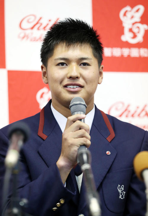 楽天から2位で指名され、会見で笑顔を見せる智弁和歌山・黒川（撮影・前田充）