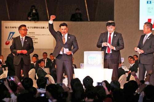 大船渡・佐々木の交渉権を獲得しガッツポーズを見せるロッテ井口監督（左から2人目）。左から日本ハム川村球団社長、1人おいて楽天石井GM、西武辻監督（撮影・河野匠）