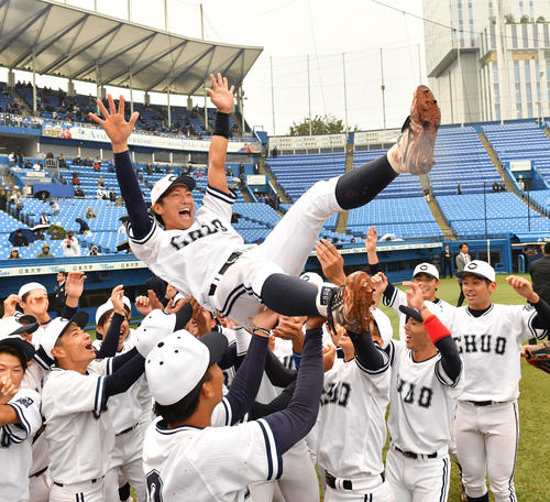 優勝し中大ナインから胴上げされる小野寺（撮影・柴田隆二）