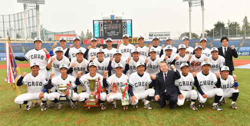 優勝し記念撮影する中大ナイン（撮影・柴田隆二）