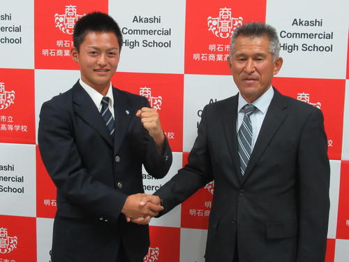 楽天7位指名の水上（左）は明石商・狭間監督と握手を交わす（撮影・実藤健一）