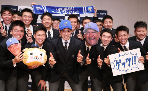 DeNAから単独1位指名を受けた桐蔭学園・森（中央左）はチームメートとラミレス監督？と「ゲッツ」を決める（撮影・垰建太）