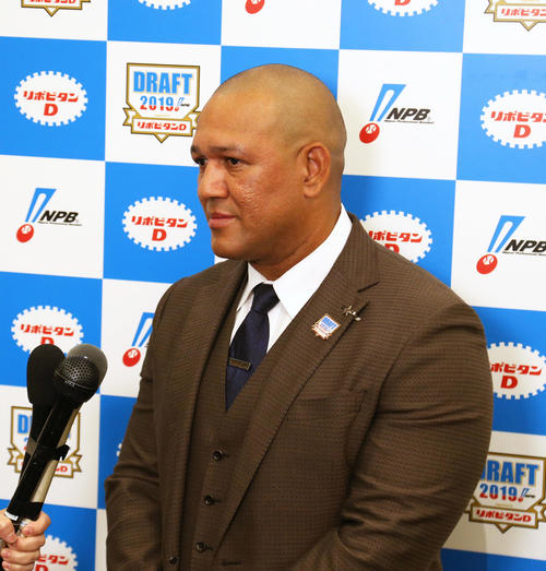 1巡目指名を終え報道陣の質問に答えるDeNAラミレス監督（撮影・足立雅史）