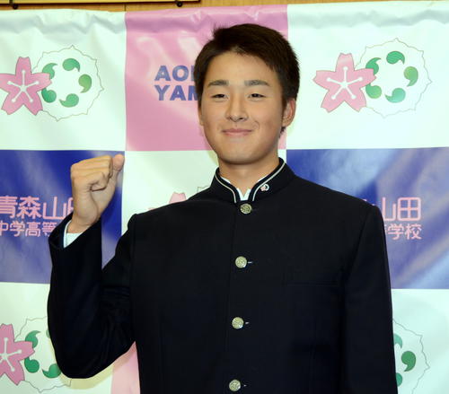 巨人から1位指名を受け、笑顔でガッツポーズをする青森山田・堀田（撮影・北村宏平）