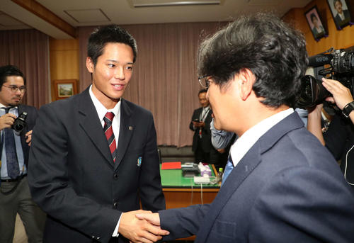 広島4位指名され岩井監督（右）と握手する花咲徳栄・韮沢（撮影・鈴木正人）