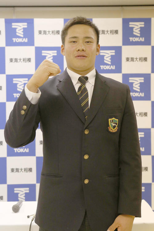 阪神に4位指名されガッツポーズをする東海大相模の遠藤（撮影・佐藤成）
