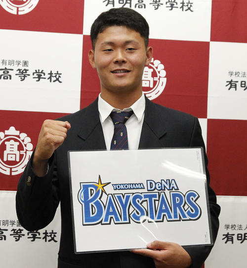 DeNA7位指名で笑顔を見せる有明・浅田将汰投手（撮影・菊川光一）
