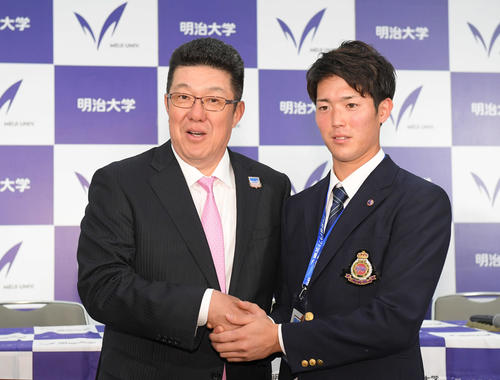 広島に1位指名され、佐々岡監督（左）と握手する明大・森下（撮影・加藤諒）