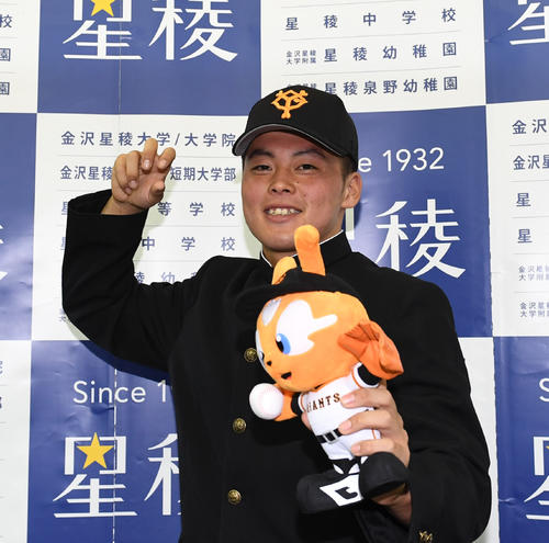 巨人5位指名の山瀬は笑顔でポーズ（撮影・奥田泰也）