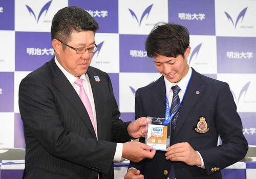 広島に1位指名され、佐々岡監督（左）から球団のパスを受け取る明大・森下（撮影・加藤諒）