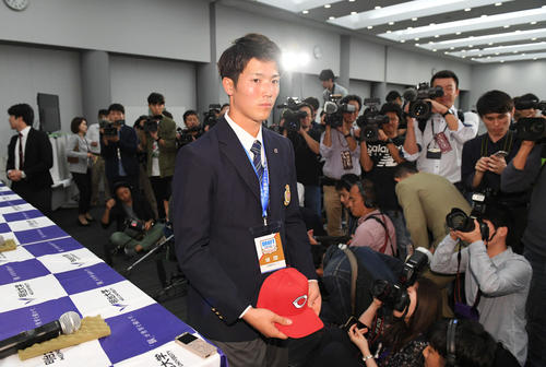 広島に1位指名され、報道陣が見つめる中会見場を後にする明大・森下（撮影・加藤諒）