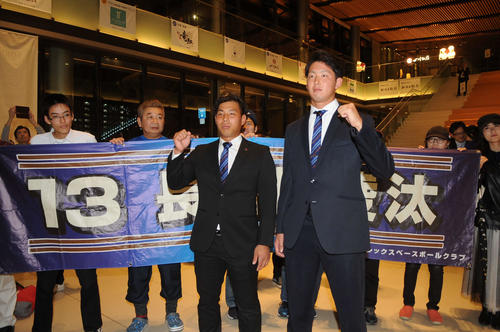 サポーターに祝福されながら、指名を喜ぶBC新潟樋口（前列左）と長谷川