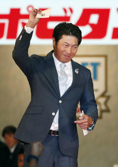 星稜高の奥川恭伸投手の交渉権を引き当て、ガッツポーズするヤクルトの高津監督（共同）
