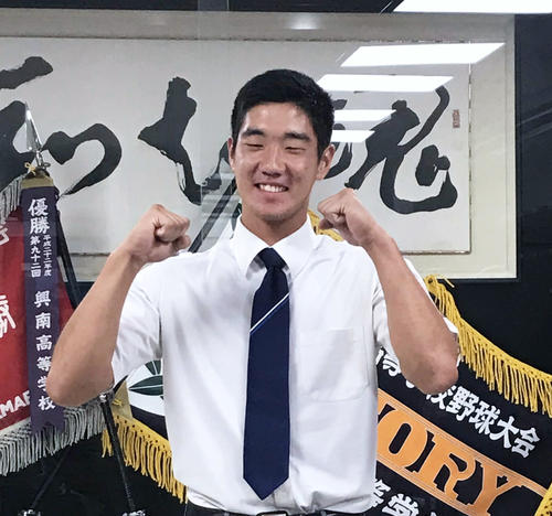 ソフトバンク育成4位指名を受けた興南・勝連大稀内野手がガッツポーズを見せる（撮影・浦田由紀夫）