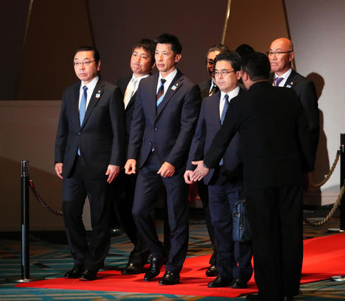 ドラフト会議会場へと入場する矢野監督（左から3人目）ら阪神関係者（撮影・足立雅史）