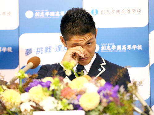 創志学園の西は阪神の1位指名が決まり涙を目に浮かべる（撮影・上山淳一）