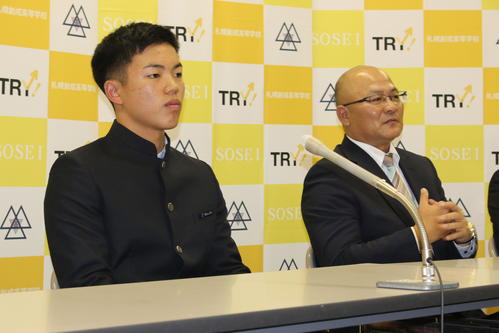 中日から6位指名され、会見に臨む札幌創成の竹内投手（左）と遠田監督（撮影・保坂果那）