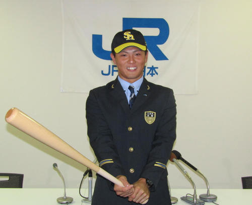 ソフトバンクから1位指名を受け、バットを手に笑顔を見せるJR西日本・佐藤直樹（撮影・高垣誠）