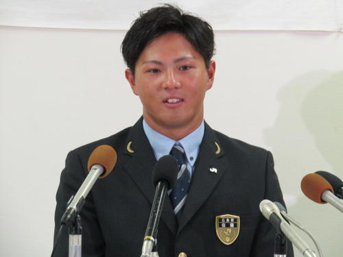 ソフトバンクから1位指名を受け、喜びを語るJR西日本佐藤直樹外野手（撮影・高垣誠）