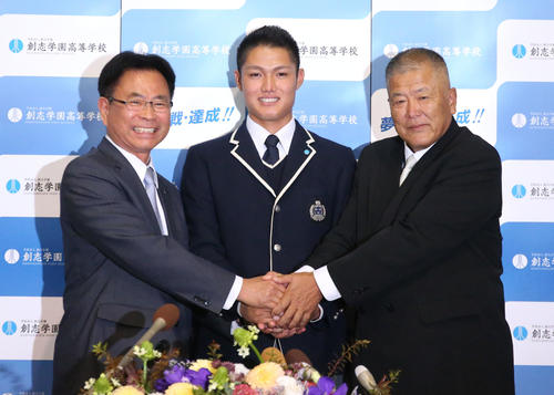 創志学園の西（中央）は阪神1位指名が決まり谷川校長（左）と長沢監督（右）と笑顔で記念写真を撮る（撮影・上山淳一）