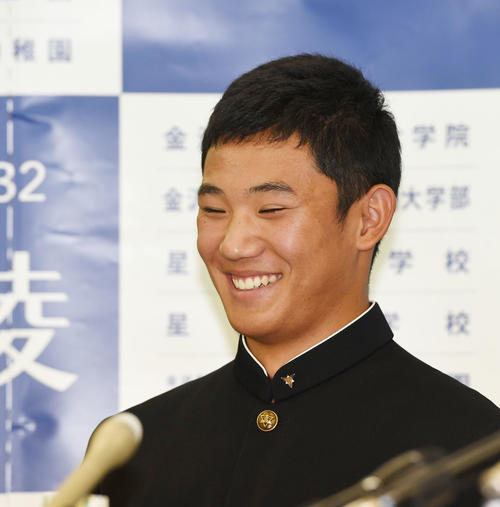 ヤクルトから1位指名を受けた星稜・奥川は笑顔で会見を行う（撮影・奥田泰也）