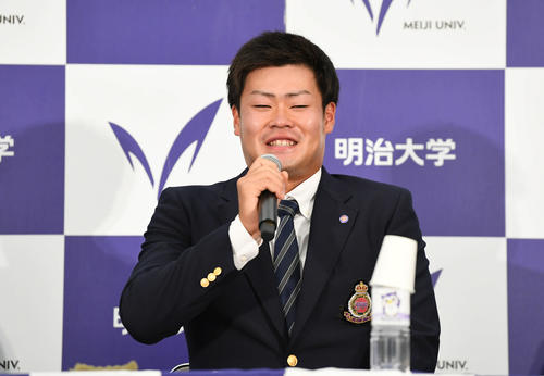 DeNAに3位指名され、会見で笑顔を見せる明大・伊勢（撮影・加藤諒）