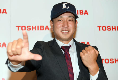 西武からドラフト1位指名を受け、「L」ポーズを決める東芝の宮川（撮影・たえ見朱実）