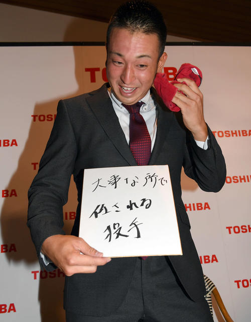西武から1位指名を受けた東芝の宮川は、大汗をかきながら記念撮影に応じた（撮影・たえ見朱実）