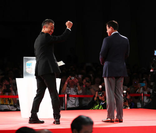 東芝・宮川の交渉権を獲得しガッツポーズする西武辻監督（左）。右は巨人原監督（撮影・足立雅史）