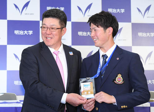 明大・森下（右）を1位指名し、挨拶に訪れた広島佐々岡監督（撮影・加藤諒）