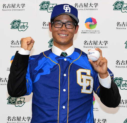 中日の育成1位で指名され笑顔を見せる名古屋大学の松田亘哲（撮影・前岡正明）