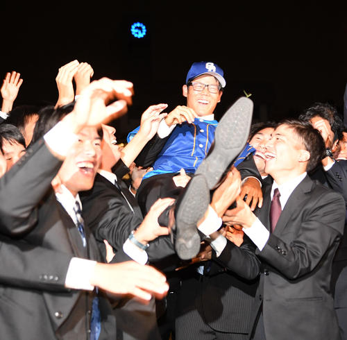 中日の育成1位で指名されチームメイトから胴上げされる名古屋大学の松田亘哲（撮影・前岡正明）