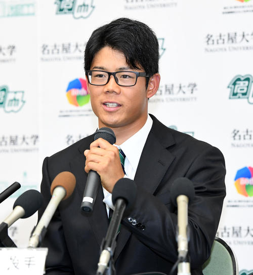 中日の育成1位で指名され緊張の表情で会見する名古屋大学の松田亘哲（撮影・前岡正明）