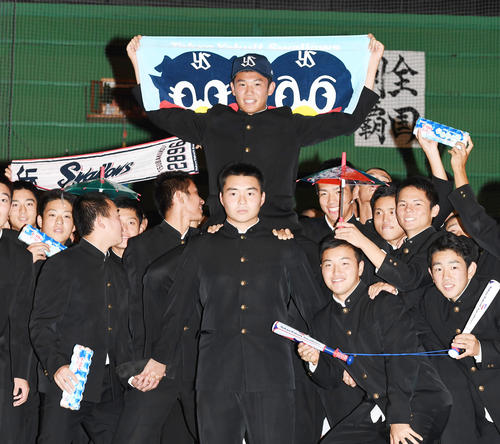 ヤクルトに1位指名を受けた奥川恭伸は笑顔でポーズ（撮影・奥田泰也）
