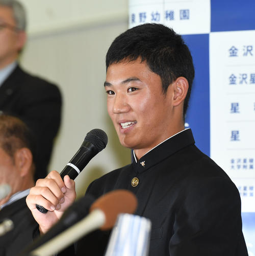 ヤクルトの指名権獲得が決まり、星稜・奥川は笑顔で会見を行う（撮影・奥田泰也）