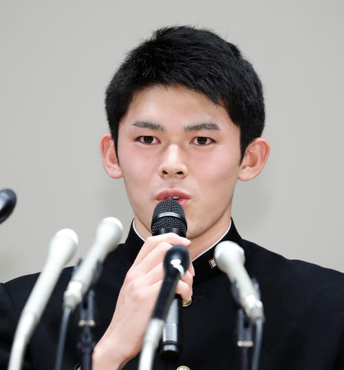 ロッテが交渉権を獲得し、会見で思いを語る大船渡・佐々木（撮影・浅見桂子）