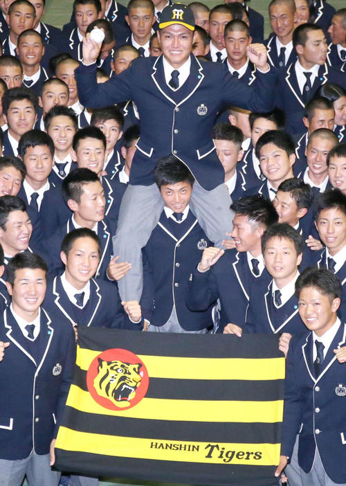 創志学園の西は阪神1位で指名を受け仲間たちに担がれポーズを取る（撮影・上山淳一）