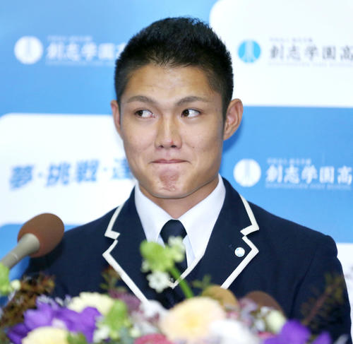 阪神から1位指名を受け緊張した表情を見せる創志学園・西（撮影・上山淳一）