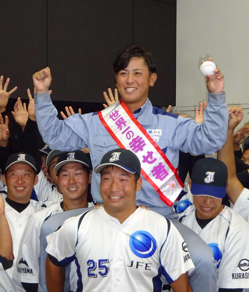 日本ハムの1位指名が確定し、仲間の祝福を受けるJFE西日本・河野（撮影・加藤裕一）